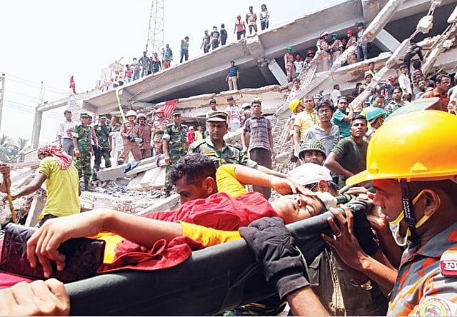 সাভারে ধসে পড়া নয়তলা ভবন । ধ্বংসস্তূপের ফাঁকফোকরে দাঁড়িয়ে আহত ব্যক্তিদের উদ্ধার করছেন স্থানীয় বাসিন্দারা। পরে তাঁদের সঙ্গে যোগ দেন সেনাবাহিনী, ফায়ার সার্ভিস, বিজিবি, র্যাব ও পুলিশের সদস্যরা। ফাইল ছবি