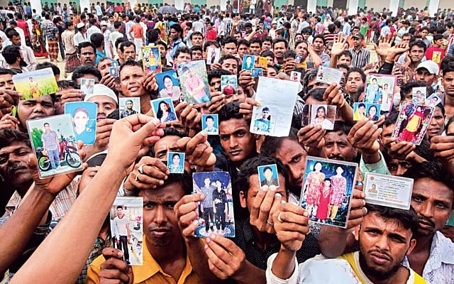 নিখোঁজ স্বজনের ছবি ও পরিচয়পত্র হাতে শত শত মানুষ সাভারের অধরচন্দ্র উচ্চ বিদ্যালয় মাঠে জড়ো হন। ধসে পড়া ভবন থেকে উদ্ধার করা মৃতদেহগুলো সেখানেই রাখা হয়। ফাইল ছবি
