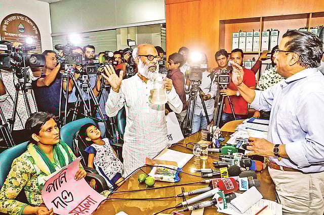 ঢাকা ওয়াসার পানি ‘শতভাগ বিশুদ্ধ’ দাবি করেছিলেন প্রতিষ্ঠানটির ব্যবস্থাপনা পরিচালক তাকসিম এ খান। সেই বক্তব্যের প্রতিবাদে জুরাইন এলাকার পানি দিয়ে শরবত পান করাতে ওয়াসা ভবনের সামনে হাজির হয় রাজধানীর কয়েকজন বাসিন্দা। কারওয়ান বাজার, ২৩ এপ্রিল। ছবি: ছবি: দীপু মালাকার