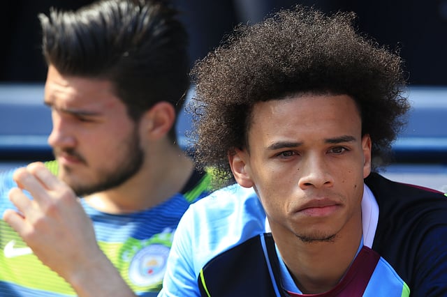 বেঞ্চে বসে থাকা একদম পছন্দ নয় সানের। ছবি: এএফপি