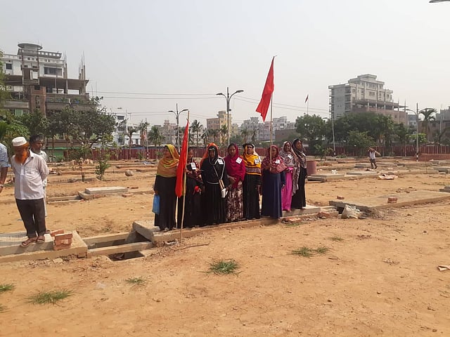 সাভারের রানা প্লাজায় নিহত শ্রমিকদের অনেকের কবর দেওয়া হয় জুরাইন কবরস্থানে। নিহত শ্রমিকদের শ্রদ্ধা জানাতে জুরাইন কবরস্থানে আসেন বিভিন্ন শ্রমিক সংগঠনের নেতারা। ২৪ এপ্রিল, ২০১৯। ছবি: আসাদুজ্জামান