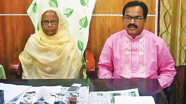 প্রথম দিন ‘মা’কে নিয়ে নিজ দপ্তরে উপজেলা চেয়ারম্যান লায়েব উদ্দীন। গতকাল রাজশাহীর বাঘা উপজেলা পরিষদে। ছবি: প্রথম আলো