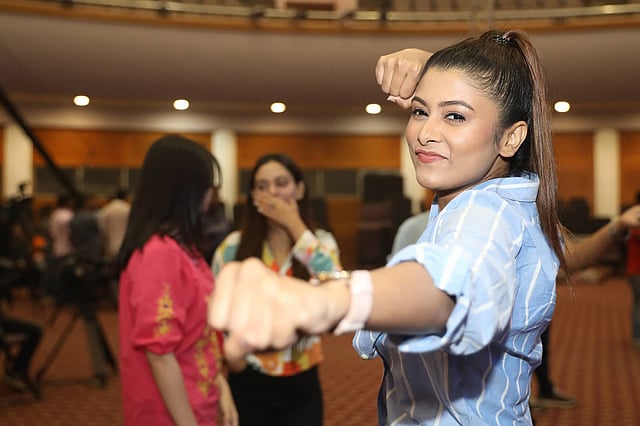 মহড়ার ফাঁকে মজা করছেন টয়া।