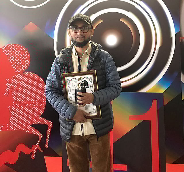 মস্কো উৎসবে পুরস্কার হাতে ‘শনিবার বিকেল’ ছবির পরিচালক মোস্তফা সরয়ার ফারুকী