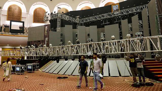 শুক্রবার সন্ধ্যায় বঙ্গবন্ধু আন্তর্জাতিক সম্মেলন কেন্দ্রের হল অব ফেমে ‘মেরিল-প্রথম আলো পুরস্কার ২০১৮’ অনুষ্ঠান শুরু হবে। মূল মঞ্চ তৈরিতে ব্যস্ত আয়োজকেরা। ঢাকা, ২৫ এপ্রিল। ছবি: প্রথম আলো