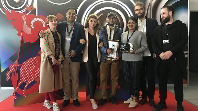 মস্কো উৎসবে পুরস্কার জেতার পর ‘শনিবার বিকেল’ ছবির অন্য কলাকুশলীদের সঙ্গে জাহিদ হাসান, মোস্তফা সরয়ার ফারুকী ও তিশা