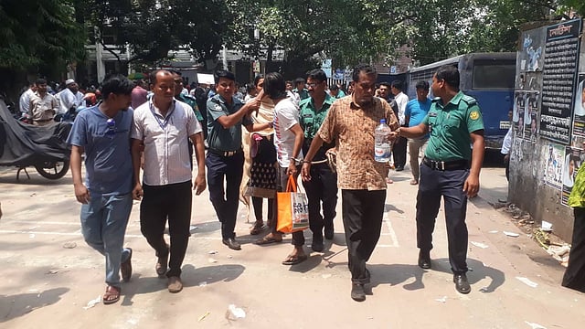 মৃত্যুদণ্ড পাওয়া প্রধান আসামি শহিদুর রহমান খাদেম ওরফে মিনু খাদেম। রায় ঘোষণার পর তাঁকে আদালত থেকে হাজতখানায় নিয়ে যাওয়া হচ্ছে। ছবি: আসাদুজ্জামান