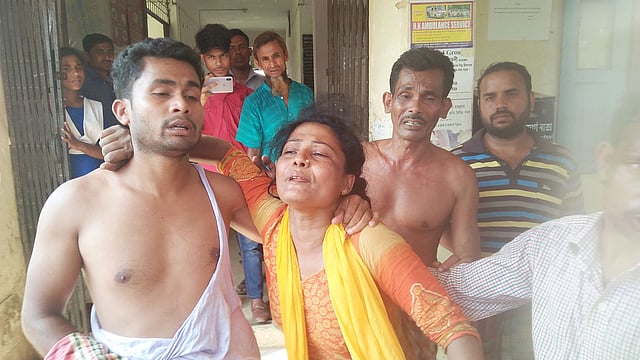 নিহত ইদ্রিস আলীর স্ত্রীর আহাজারি। বৃহস্পতিবার বিকেলে নালিতাবাড়ী উপজেলা স্বাস্থ্য কমপ্লেক্সে। ছবি: আবদুল মান্নান