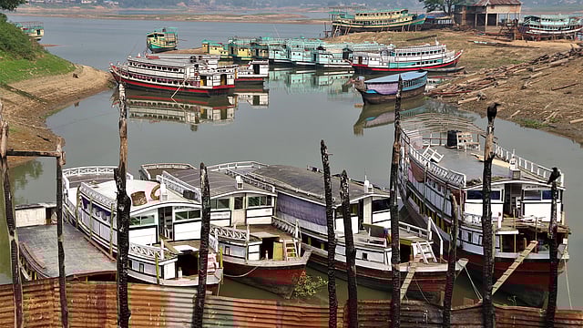 কাপ্তাই হ্রদের পানি শুকিয়ে যাওয়ায় লঞ্চ চলাচল বন্ধ। এই সুযোগে মালিকেরা লঞ্চগুলোকে ডাঙায় তুলে লঞ্চের মেরামতের কাজ সেরে ফেলছেন। রাঙামাটি শহরের রিজার্ভ বাজার পোড়া পাহাড় এলাকায় বৃহস্পতিবার সকালে। ছবি: সুপ্রিয় চাকমা