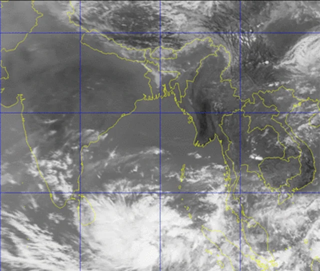 দক্ষিণ বঙ্গোপসাগরে এই লঘুচাপটি নিম্নচাপে পরিণত হয়েছে বলে জানিয়েছে আবহাওয়া অধিদপ্তর। ছবি: আবহাওয়া অধিদপ্তরের স্যাটেলাইট চিত্র থেকে নেওয়া