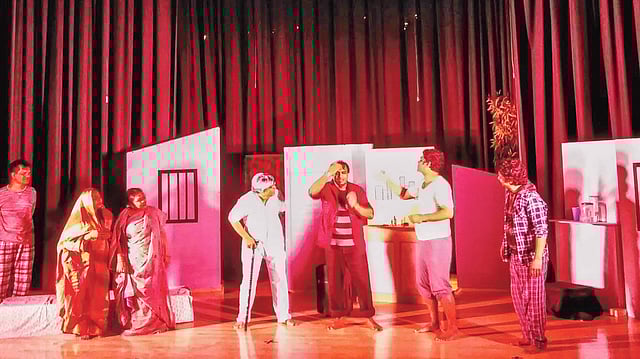 এক ঘণ্টা সময় পরিসরের ‘চৌর্যানন্দ’ ও ‘গ্যাবল ব্যান্ড’ মঞ্চায়ন করা হয়