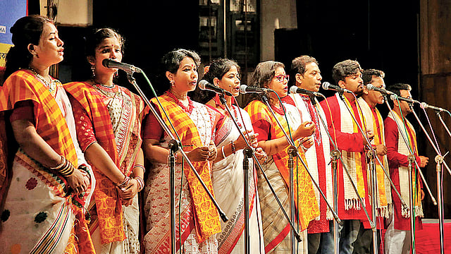 রাধারমণ সংস্কৃতি চর্চাকেন্দ্র আয়োজিত অনুষ্ঠানে একটি দলীয় পরিবেশনা। গতকাল শিল্পকলা একাডেমির সংগীত ও নৃত্যশালা অডিটরিয়ামে। ছবি: সাইফুল ইসলাম