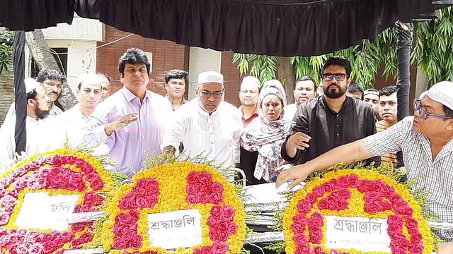 আজ এফডিসিতে চলচ্চিত্রের জনপ্রিয় কৌতুক অভিনেতা আনিসকে বিদায় জানিয়েছেন তাঁর সহকর্মীরা