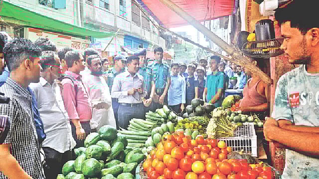 রোজা সামনে রেখে মাঠে নেমেছে বাজার তদারকি দল। রেয়াজউদ্দিন বাজারে বিভিন্ন দোকানে পণ্যের মান ও মূল্যতালিকা যাচাই করছে একটি দল। গতকাল দুপুর ১২টায়। সৌরভ দাশ