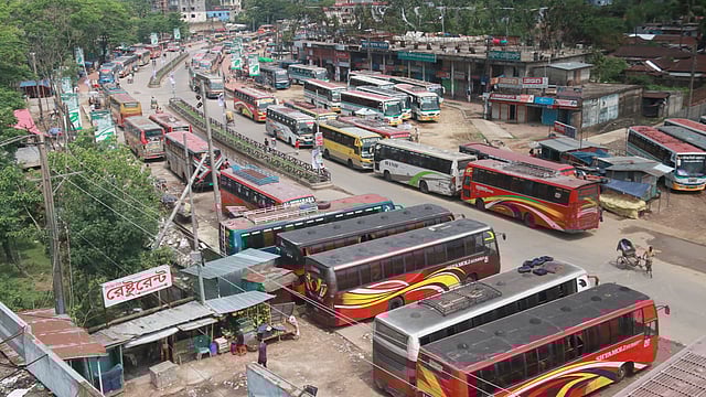 সাত দফা দাবিতে সিলেটে সকাল থেকে সন্ধ্যা পর্যন্ত সড়ক পরিবহন শ্রমিক ফেডারেশনের ডাকে চলছে পরিবহন ধর্মঘট। সিলেট থেকে কোনো যানবাহন চলাচল করেনি। দুর্ভোগে পড়েছেন সাধারণ যাত্রীরা। কদমতলী, বাসটার্মিনাল, সিলেট। ২৯ এপ্রিল। ছবি: আনিস মাহমুদ