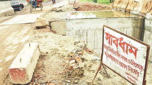 জয়পুরহাট-মোকামতলা আঞ্চলিক মহাসড়কে সংস্কারকাজ চলছে প্রায় এক বছর ধরে। সেতু নির্মাণের পর গর্ত ভরাট করা হয়নি। গতকাল বগুড়ার শিবগঞ্জ উপজেলার সাদুরিয়া এলাকায়। ছবি: প্রথম আলো