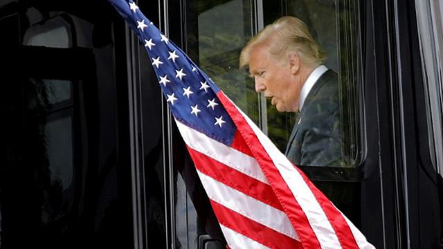 মার্কিন প্রেসিডেন্ট ডোনাল্ড ট্রাম্প সোমবার বহিরাগতদের আশ্রয় প্রার্থনার নিয়মাবলিতে কড়াকড়ি আরোপের নির্দেশ দেন। রয়টার্স ফাইল ছবি