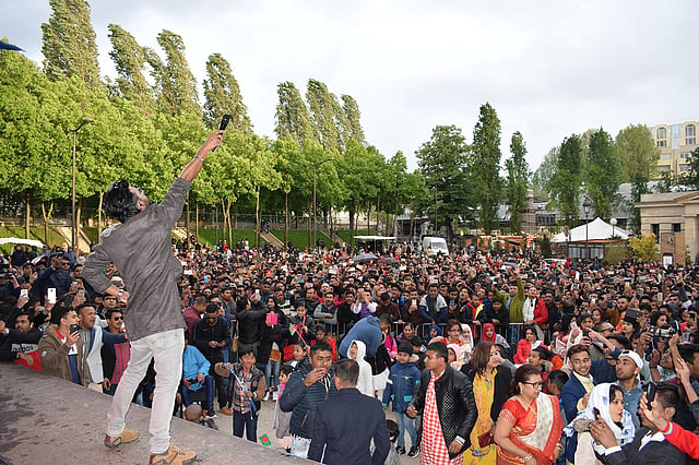 প্যারিসে স্বরলিপির বৈশাখ উৎসবের একটি দৃশ্য