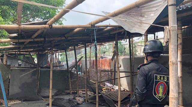 মেট্রো হাউজিংয়ে এই বাড়িতে জঙ্গি আস্তানা সন্দেহে অভিযান চালায় র্যাব। ছবি: র্যাবের সৌজন্যে