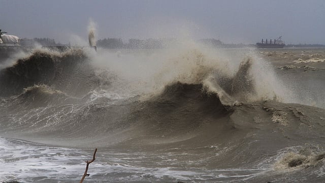 ঘূর্ণিঝড় ফণীর প্রভাবে সাগর উত্তাল হয়ে উঠেছে। পতেঙ্গা, চট্টগ্রাম, ০৩ মে। ছবি: ফোকাস বাংলা