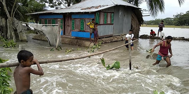 শরণখোলার তিনটি গ্রামের শতাধিক পরিবার পানিবন্দী হয়ে পড়েছে। ছবি: প্রথম আলো।