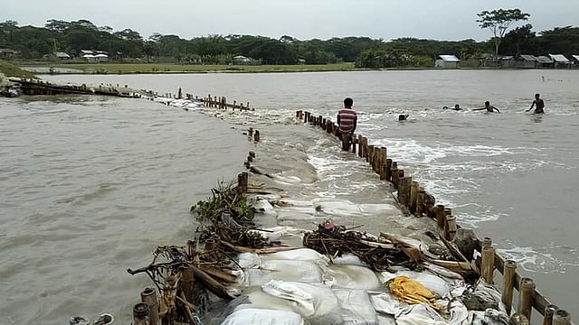 শরণখোলা উপজেলায় আগে থেকে ভেঙে যাওয়া বেড়িবাঁধের অংশ দিয়ে পানি ঢুকে তিনটি গ্রাম প্লাবিত হয়েছে। ছবি: প্রথম আলো