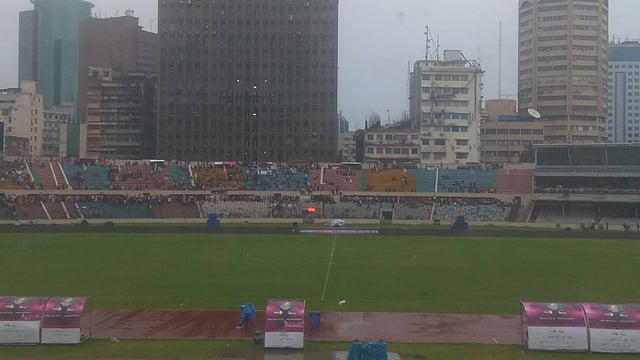 বৃষ্টির পর মাঠের অবস্থা আপাতদৃষ্টিতে স্বাভাবিক মনে হলেও খেলা শুরু করা যায়নি। ছবি: প্রথম আলো
