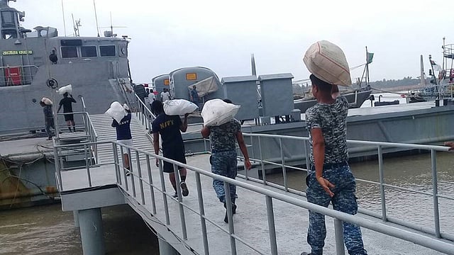 ফণী–পরবর্তী জরুরি ত্রাণ তৎপরতার প্রস্তুতি হিসেবে নৌবাহিনীর জাহাজে ত্রাণ তোলা হচ্ছে। ছবি: আইএসপিআর