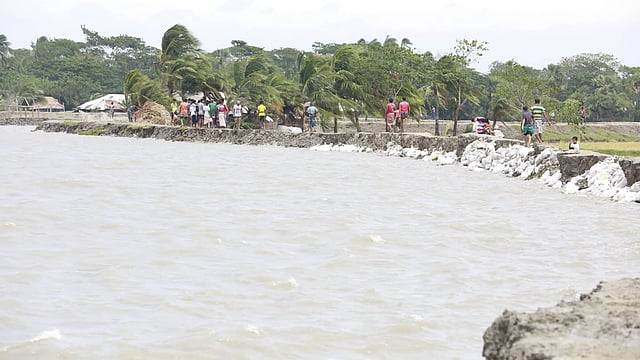প্রচণ্ড বাতাসে আতঙ্কিত এলাকার মানুষ।