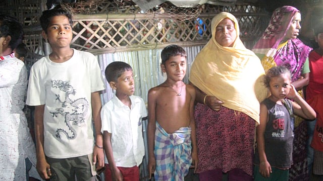 ফণীর আশঙ্কায় আশ্রিত নারী, শিশুসহ অন্যরা।