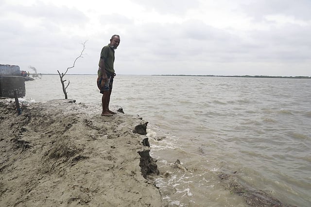 গ্রামের লোকজন মিলে বাঁধের ভাঙন ঠেকানোর কাজে নেমে পড়েছেন।