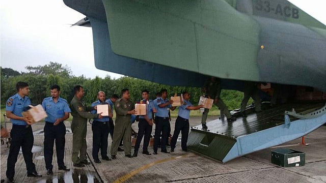 বিমানবাহিনীর বিমানে তোলা হচ্ছে ত্রাণসামগ্রী। ছবি: আইএসপিআর