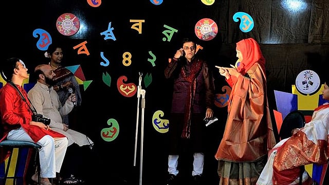 মূকাভিনয়ে গানের কলি বোঝানোর প্রয়াস