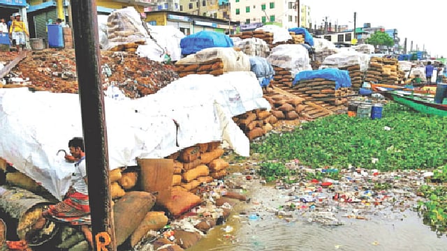 দুই দিন ধরে বৃষ্টিতে ভিজছে ভৈরব মোকামে মজুত থাকা প্রায় ৩০ হাজার মণ ধান। প্রথম আলো