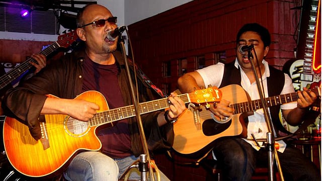 একই মঞ্চে অঞ্জন দত্ত ও তাঁর ছেলে নীল