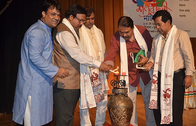 প্রদীপ জ্বালিয়ে ‘শত রজনীর নাট্যমেলা’র উদ্বোধন করেন অতিথিরা