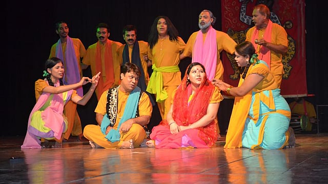 আয়োজক দল নাট্যতীর্থের ‘কমলা সুন্দরী’ নাটকের শততম মঞ্চায়নের দৃশ্য