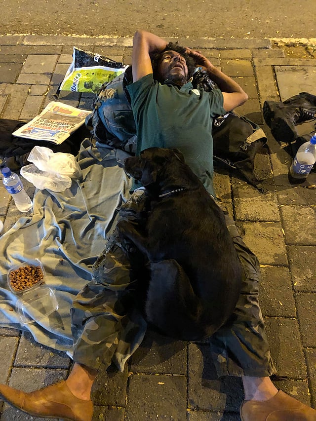 ভেনেজুয়েলা থেকে কলম্বিয়ায় এসে অনেকেই এভাবে রাস্তায় রাত কাটায়। ছবি: সংগৃহীত