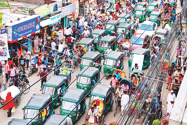 সিলেট নগরের বিভিন্ন সড়কে প্রতিদিন লেগে থাকে তীব্র যানজট। যানজটে নাকাল নগরবাসী। গতকাল বিকেলে নগরের জিন্দাবাজার এলাকায়। প্রথম আলো