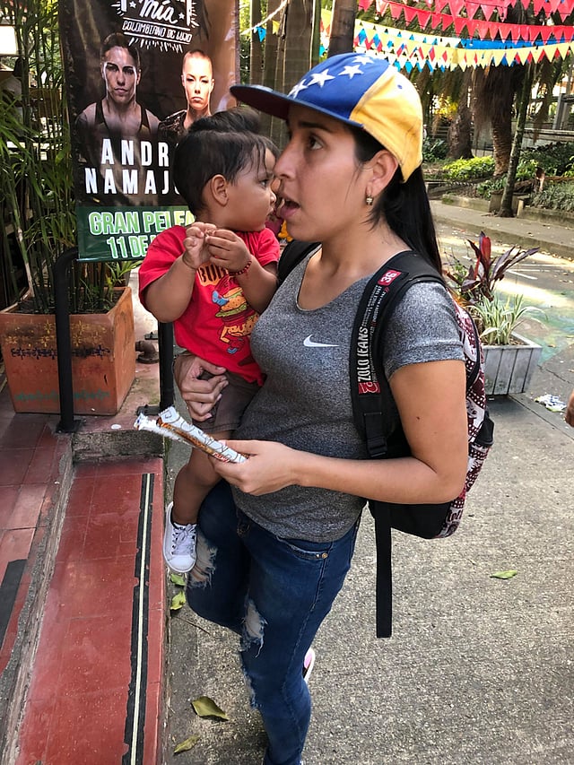 কলম্বিয়ায় থাকা ভেনেজুয়েলার অভিবাসী নারীরা চকলেট বিক্রি করে জীবনের ভরণপোষণ চালান। ছবি: সংগৃহীত