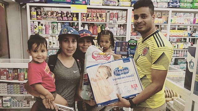 ভেনেজুয়েলার উদ্বাস্তু শিশুদের প্রথম আলো উত্তর আমেরিকার পক্ষ থেকে ডায়াপার দেওয়া হচ্ছে। ছবি: প্রথম আলো