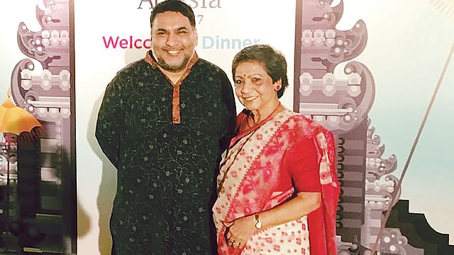 মা গীতিআরা সাফিয়া চৌধুরীর সঙ্গে ছেলে নাজিম ফারহান চৌধুরী