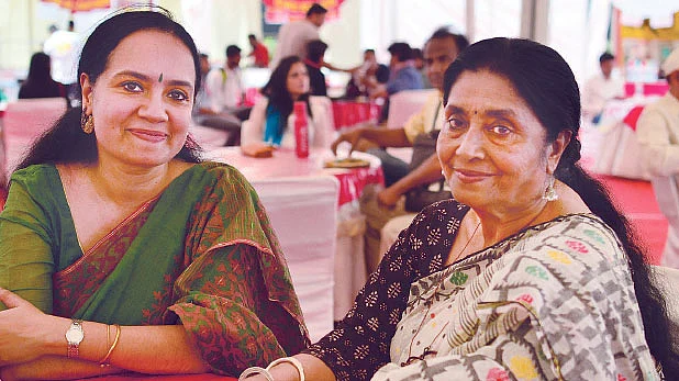 মা ফেরদৌসী মজুমদারের সঙ্গে মেয়ে ত্রপা মজুমদার