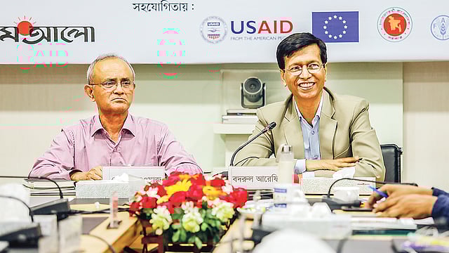 গোলটেবিল বৈঠকে বক্তব্য দেন বদরুল আরেফিন। পাশে মো. শাহ নেওয়াজ। গতকাল কারওয়ান বাজারে সিএ ভবনে। ছবি: প্রথম আলো