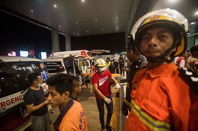 আহত যাত্রী ও ক্রুদের চিকিৎসার জন্য জরুরি ভিত্তিতে অ্যাম্বুলেন্সের ব্যবস্থা করা হয়। ছবি: এএফপি