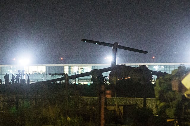 রানওয়েতে বিধ্বস্ত উড়োজাহাজ। ছবি: এএফপি