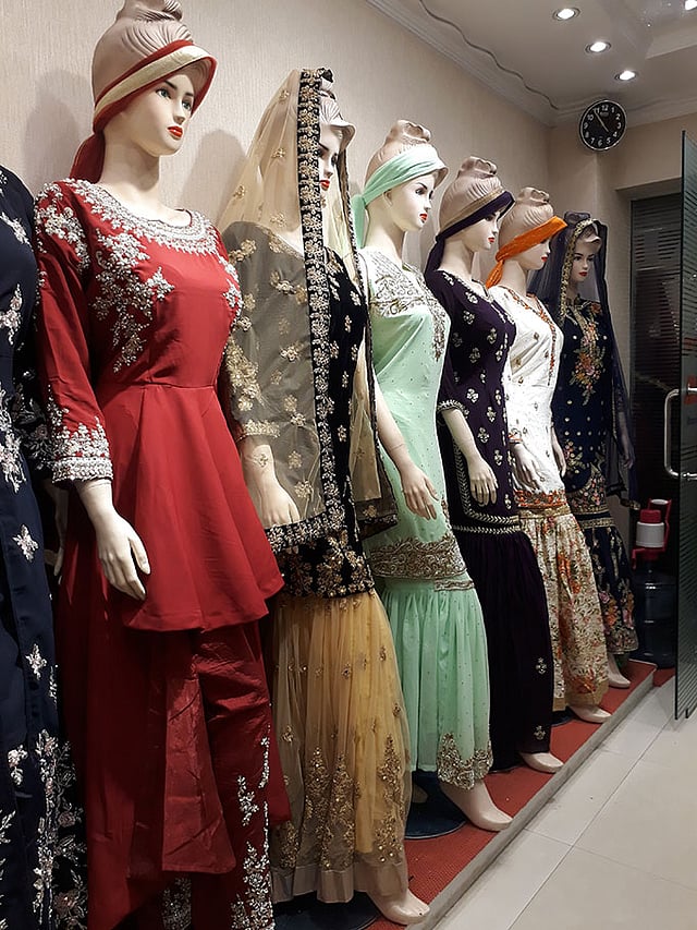 এবার গারারা নামের এই পোশাক জনপ্রিয়তা পাবে বলে আশা বিক্রেতাদের। গাউছিয়া, ঢাকা, ১০ মে। ছবি: সুহাদা আফরিন