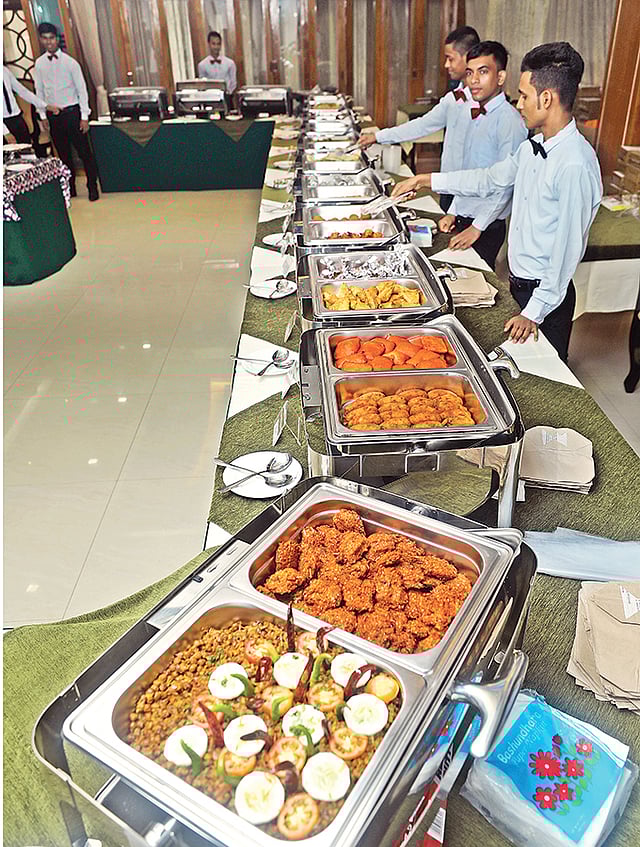 কপার চিমনি রেস্টুরেন্টের ইফতারির পদ। গতকাল বিকেলে। প্রথম আলো