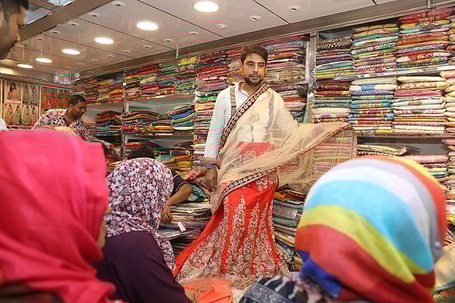 শাড়ি, লেহেঙ্গা, গাউনসহ নানান নকশার পোশাকও দেখছেন ক্রেতারা। গাউছিয়া, ঢাকা, ১০ মে। ছবি: আবদুস সালাম