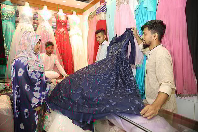 রোজার প্রথম শুক্রবার ক্রেতারা মার্কেটে ভিড়তে শুরু করেছেন। গাউছিয়া, ঢাকা, ১০ মে। ছবি: আবদুস সালাম